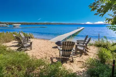 Image de Lakefront Location Location Location High Quality Experience 2. 3 miles 2 Leland
