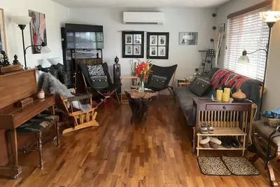 Image de Small Town Feel. Sweet cozy home and lovely backyard Min 29 day stay.