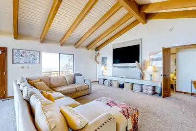 Image de Luxe home with private indoor pool, sauna & expansive views