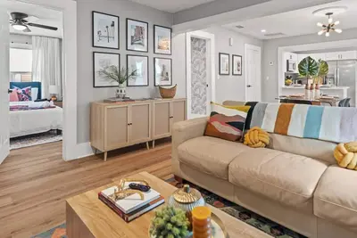 Image de Modern Meets Tropical - Beautiful, Updated Pet Friendly 3bd Pool Home with Outdoor Living Space