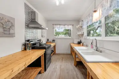 Image de 2 Unit Cottage I Prvte Yard I Wd