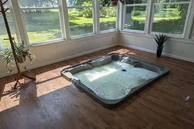 Image de East side of town with Hot Tub - 2 king, 1 full
