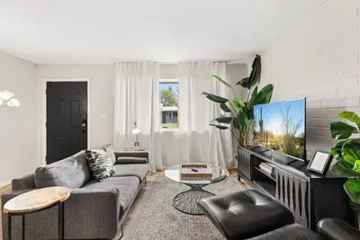 Image de Across the Street Apartment 3 | 8 Plex units