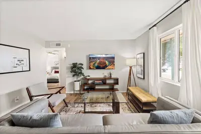 Image de Across the Street Apartment 1 | 8 Plex units