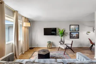 Image de Across the Street Apartment 4 | 8 Plex units