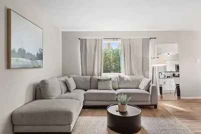 Image de Across the Street Apartment 2 | 8 Plex units