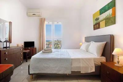 Image de Studio \"Yiannis 7\" avec vue sur la mer, jardin partagé et Wi-Fi