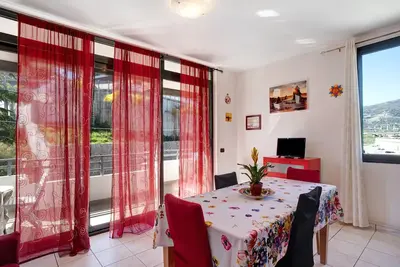 Image de Appartement de vacances \"Bussana Mare\" avec vue sur les montagnes, terrasse privée et climatisation