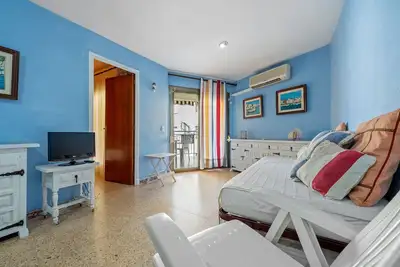 Image de Appartement 'À Deux Minutes de la Mer' avec vue partielle sur la mer, terrasse et climatisation