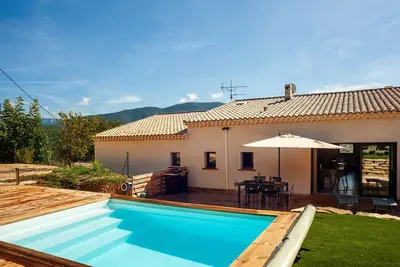 Image de Maison de vacances 'La Bastide Des Oliviers' avec vue sur la montagne, Wi-Fi et climatisation