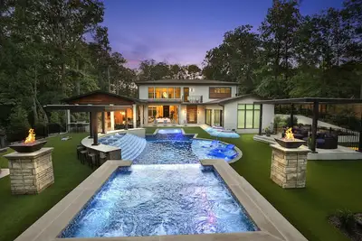 Image de This house is a 5 bedroom(s), 8 bathrooms, located in Atlanta, Ga.