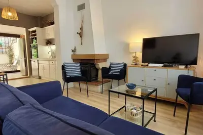 Image de maison de ville avec patio, idéale 4 adultes et 2 enfants, 2 mn à pied du centre