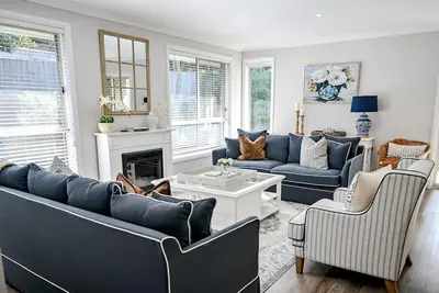 Image de \"Escape to The Corner Cottage: A Charming Hamptons-inspired Haven