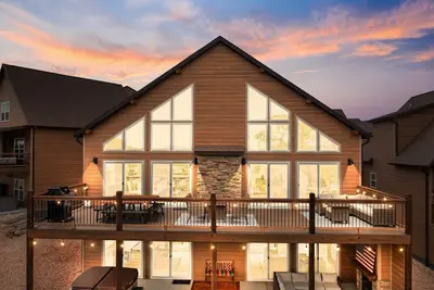 Image de Luxury Cabin w/ Hot Tub, Indoor Pool & Lake Views!
