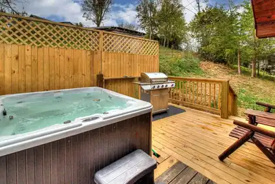 Image de Great location! 2br w/Hot Tub + Firepit + Grill