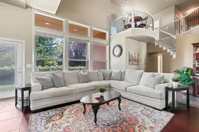 Image de Red Hills Large Meridian Home Sleeps 16+ Theatre Room!