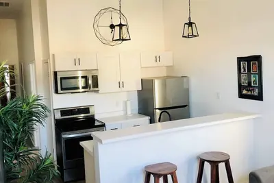 Image de Modern 2 Bedroom Townhome Centrally Located Minutes From All Attractions.