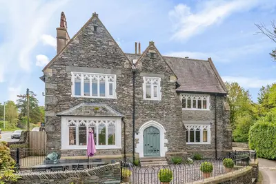 Image de Number One a fabulous historic property with hot tub, cinema room and own bar.