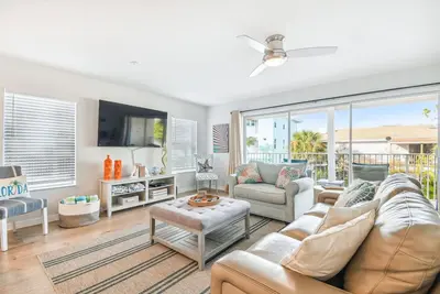 Image de Bright & Airy 2/2 with side ocean view!