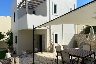 Image de Maison à côté du lac, proche mer : Sto Fanou