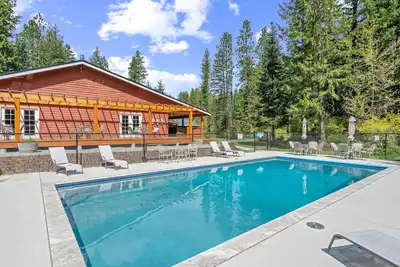 Image de River Road Lodge-Sleeps 16, Hot tub, 2 Fireplaces, Pool Table