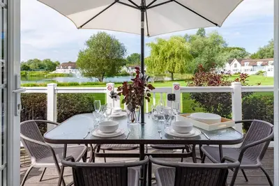 Image de A new england lakeside lodge that sleeps 6 guests in 3 bedrooms