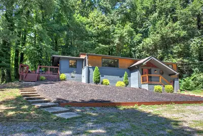 Image de Lovely Day by Carolina Mornings | 6-Person Hot Tub, Modern Home+Biltmore Pass