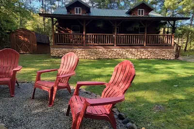 Image de The Winding Cabin - down the road from Christie Mountain and more!