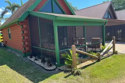 Image de Cozy Lake Log Cabin on Lake Okeechobee With Pool.