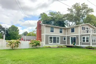 Image de Spacious lakeview home within minutes of beaches, state parks and shopping.