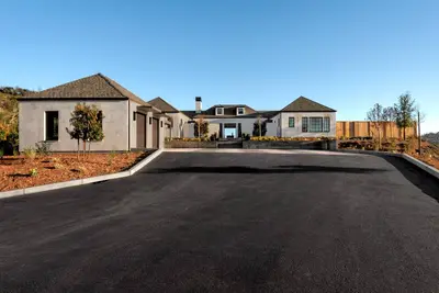 Image de Gated, single-level, Modern California style home with views in Wine Country