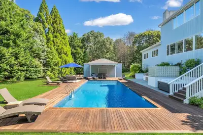 Image de Beautiful Contemporary Water Mill Home Centrally Located with Private Pool