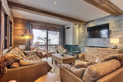 Image de Chalet rénové au pied des pistes avec balcon et cheminée