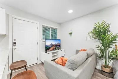 Image de Chic West Downtown studio w/ washer&dryer