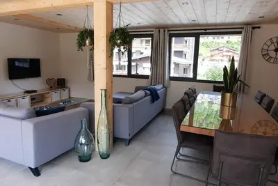 Image de Chalet Luxueux aux Gets avec Jacuzzi, Proche des Pistes et du Centre, Idéal Familles et Groupes