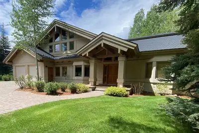 Image de Ski bus stops at front door, court sports and indoor game room, bike path