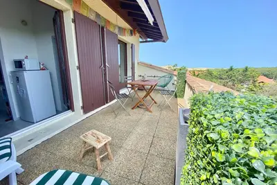 Image de Appartement lumineux à 4 min de la plage avec terrasse, parking privé et Wifi!