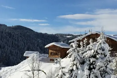 Image de Chalet confortable avec sauna, Wi-Fi et parking privé