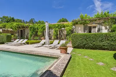 Image de Superbe Maison Climatisée avec Piscine au Cœur de Maussane - Proche Commerces et Activités!
