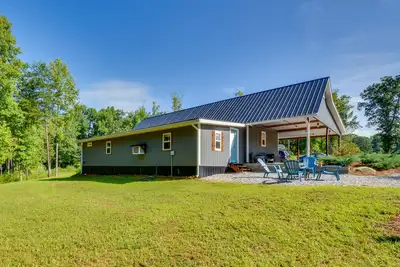 Image de Cozy Clarkesville Getaway w/ Fire Pit!