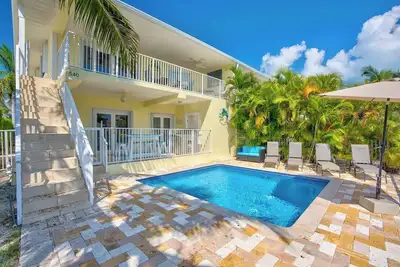 Image de P08 - Beautiful 4 bedroom, 3 bathroom half Duplex in Key Colony with private. . .