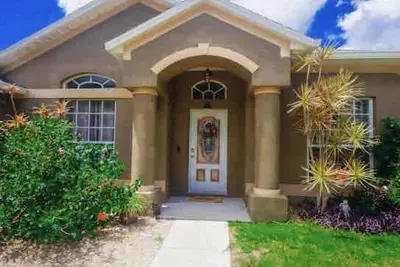 Image de Fun for families, lots of room, private backyard oasis with heated pool.