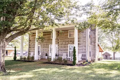 Image de Farmhouse Retreat for 10 • Pond, Fire Pit & 31 Acres to Explore