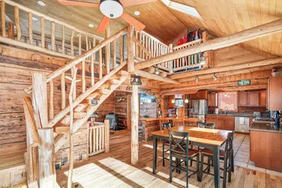 Image de Flowing Waters Log Home - Historic Charm, Modern Comfort