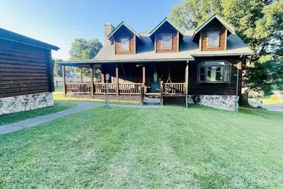 Image de True log home, small town vibe