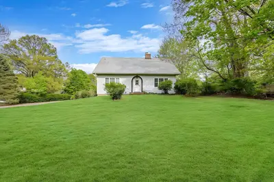 Image de Spacious Home Located Close to Stony Brook!