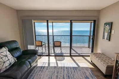 Image de Beachfront condo with gorgeous sunset views!