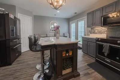 Image de \nCozy 4-Bedroom Home w/ Relaxing Backyard Patio. \n