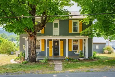 Image de Yellow Shutter Farmhouse Oasis