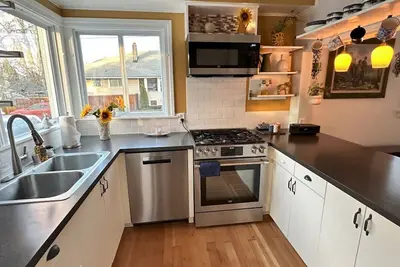 Image de BoDeke's N. Tacoma Urban Cabin with Hot Tub